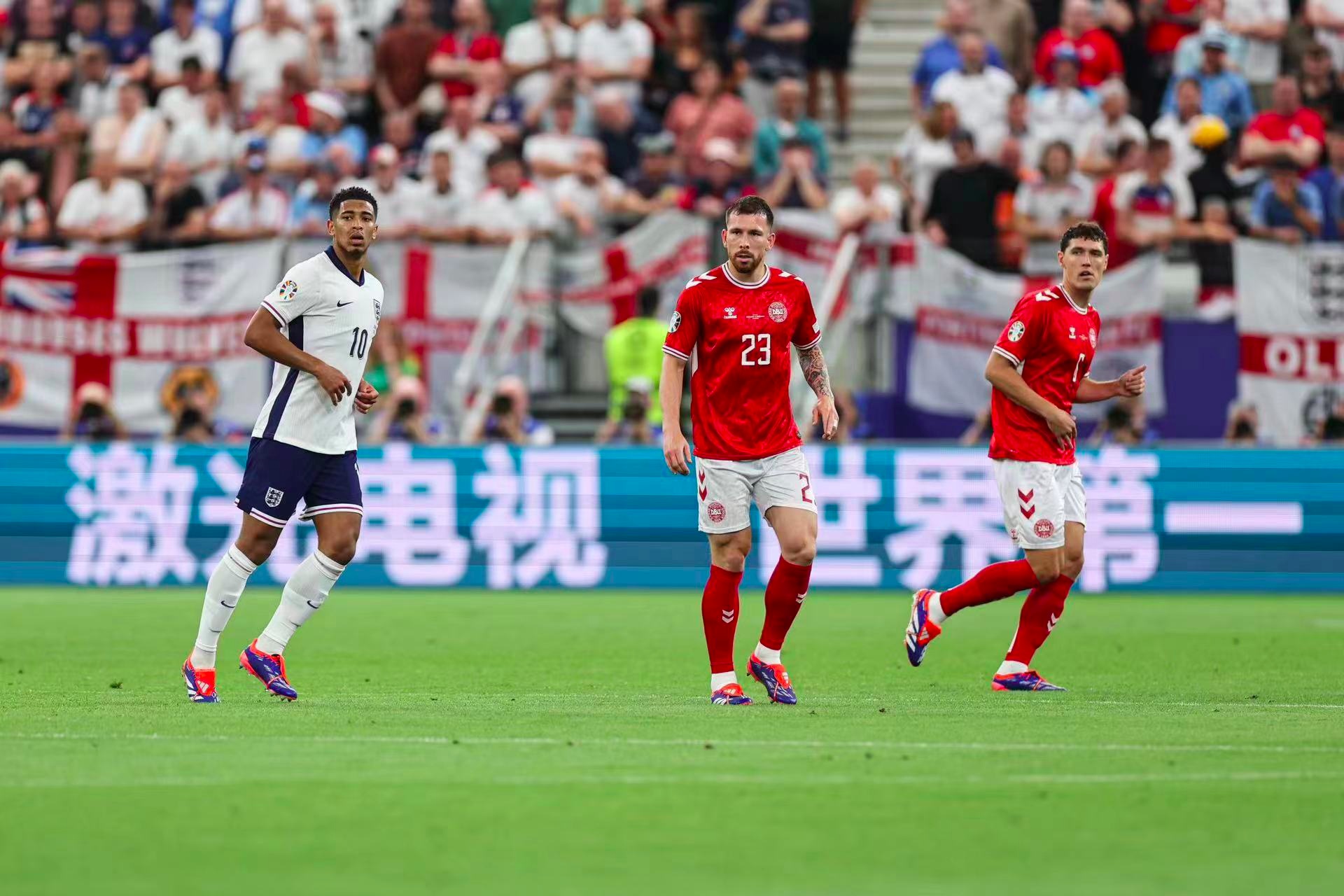 爱游戏在线登录-欧洲杯赛场上一场激烈的对决震撼体育界(欧洲杯赛场上一场激烈的对决震撼体育界的比赛)