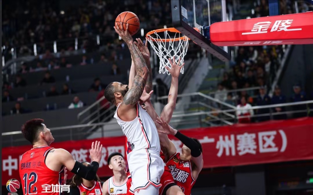 在广州队赛场上演中超，逆转，引发弹幕炸裂