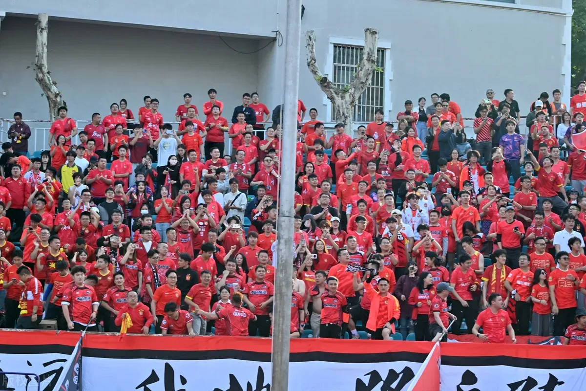 爱游戏网页版登录入口-广州队主场告捷，球迷欢呼雀跃