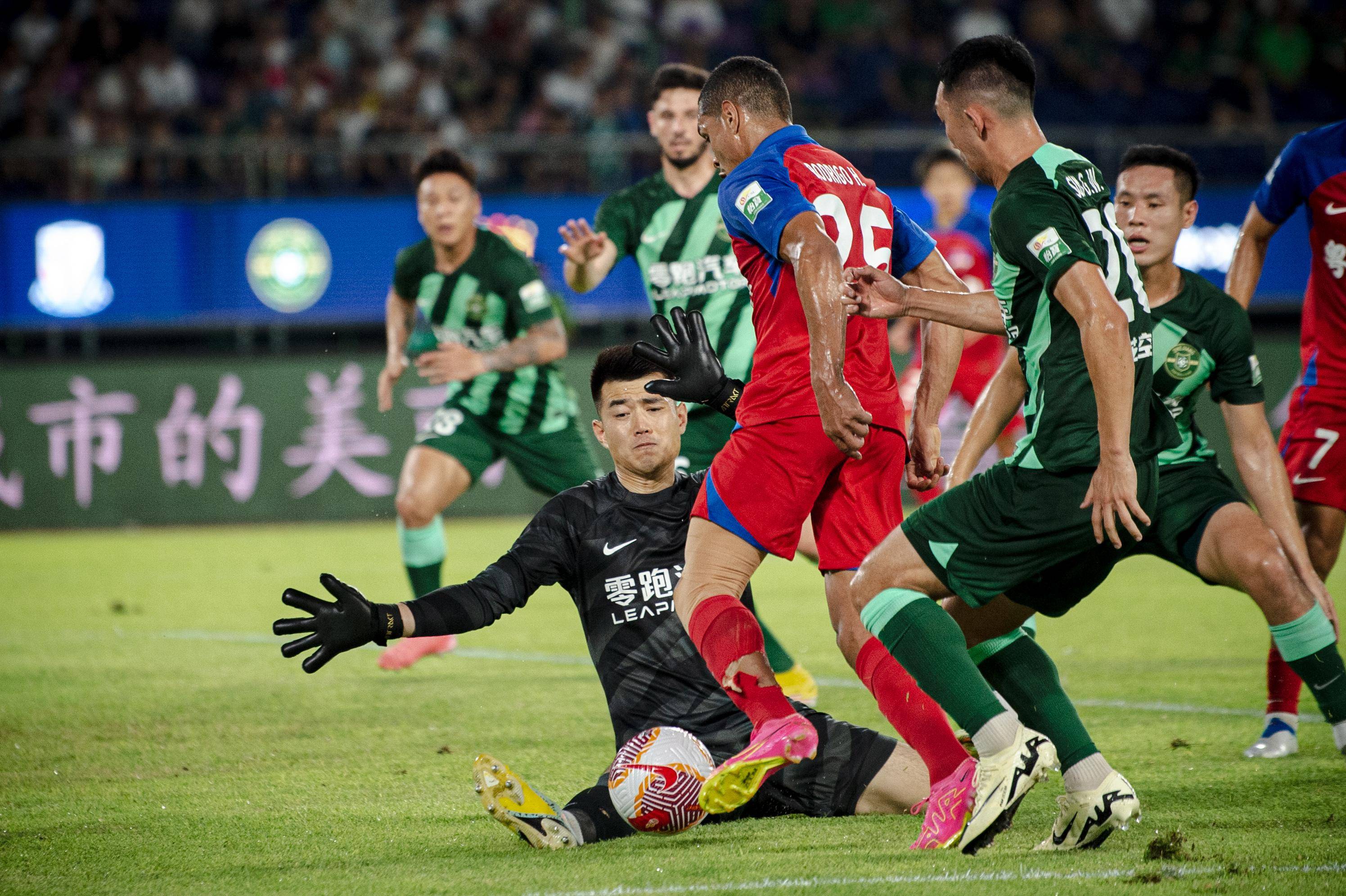 爱游戏体育地址-中超火爆赛场，球员风采引无数球迷