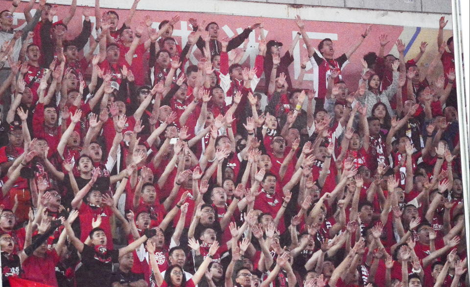 爱游戏官网网页版入口-主队球迷热情高涨，为球队助威不断