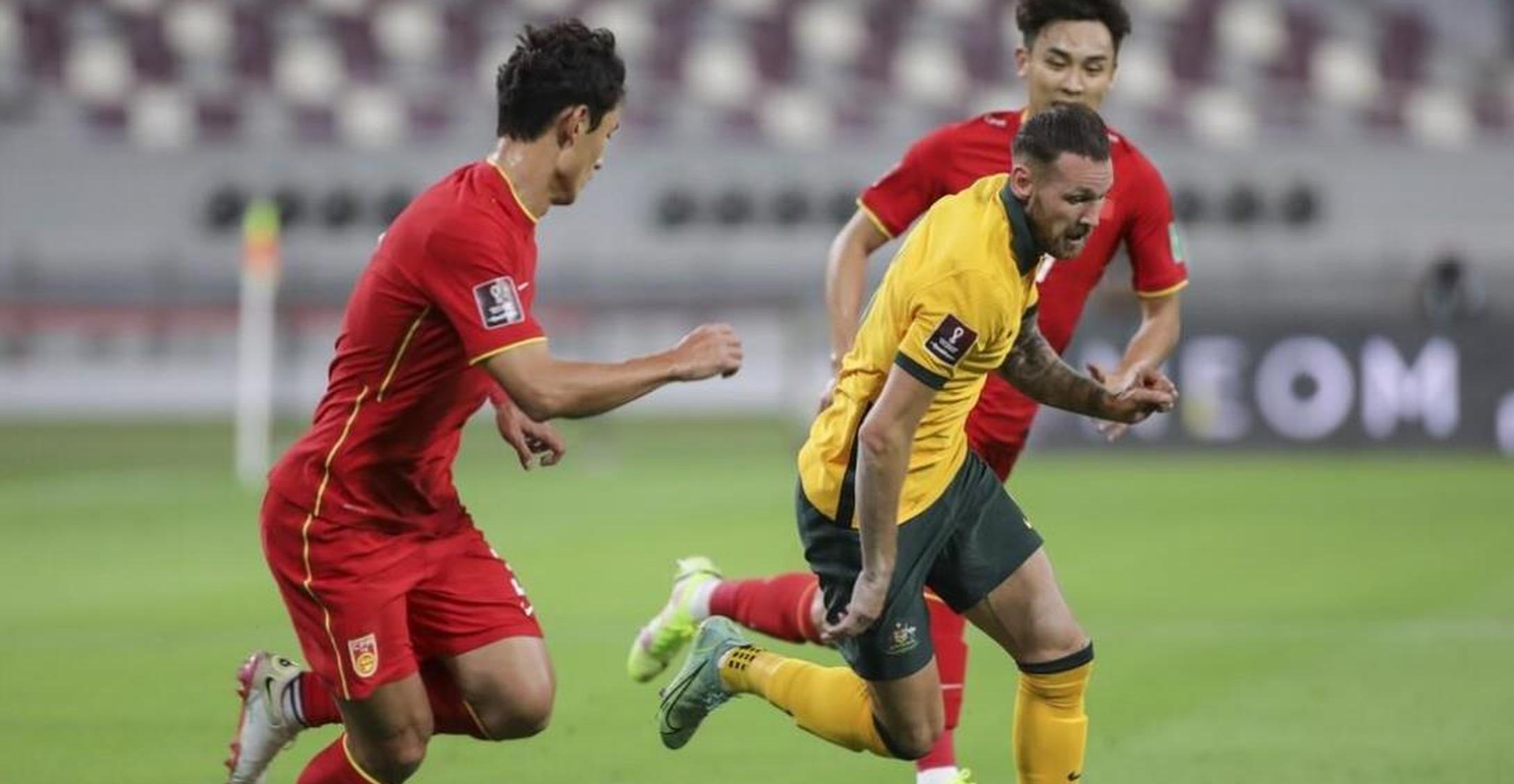 国际足坛上一场紧张比赛引发球迷热议，意外发生