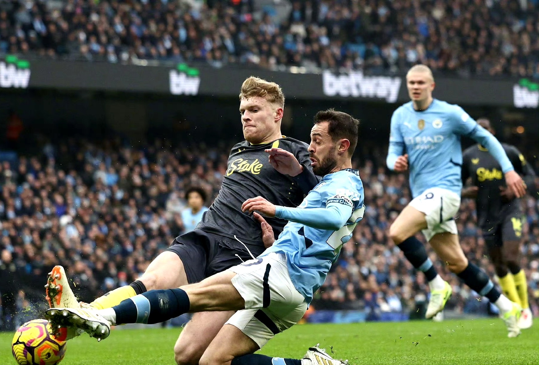 爱游戏体育地址-曼城客场逼平埃弗顿，榜首位置不变的简单介绍