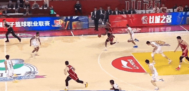 爱游戏app-持续争议的比赛结果引发了球迷们的热议