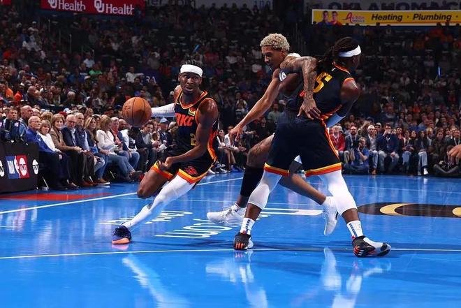 雷霆客场大胜马刺,保持不败纪录 雷霆客场大胜马刺,保持不败纪录