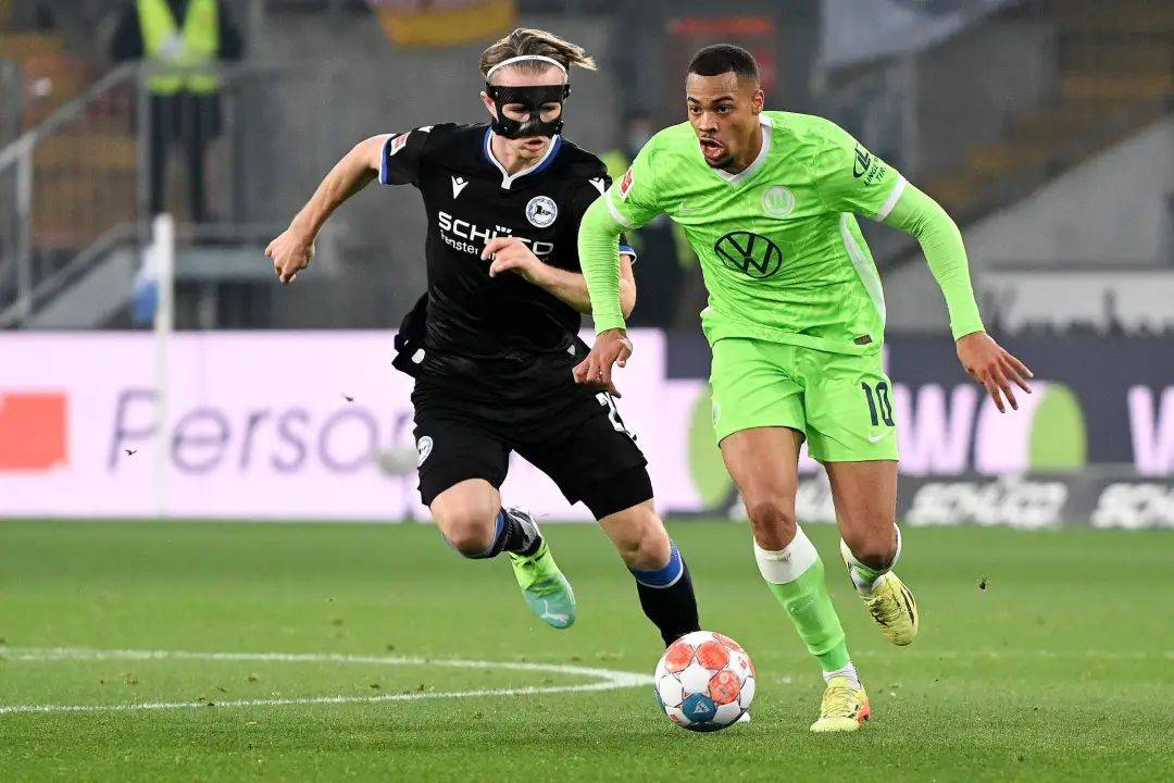 包含沃尔夫斯堡战胜霍芬海姆，保持不败记录的词条