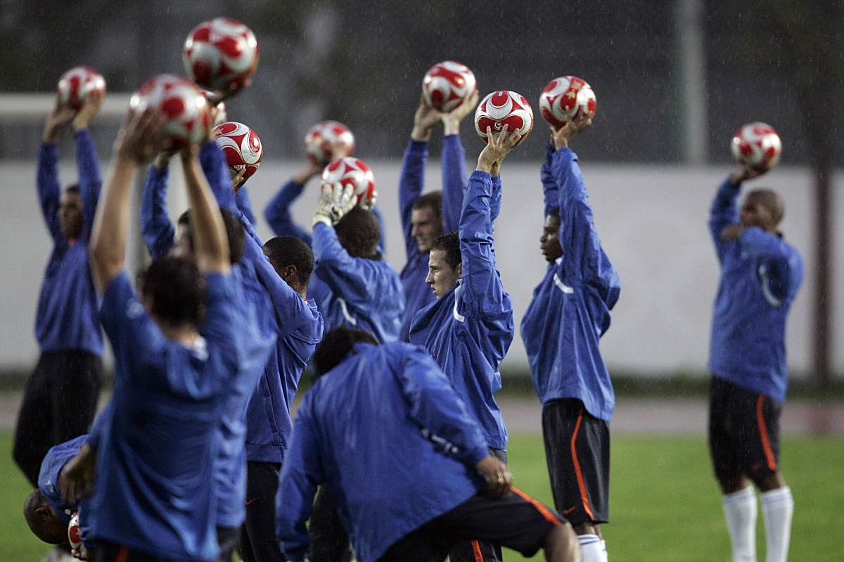 爱游戏app下载-足球比赛紧张上演，球员全力拼搏争夺胜利