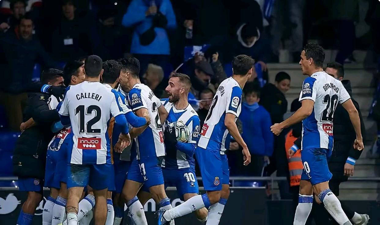 包含瓦伦西亚在比赛中展现出强大的团队合作精神的词条 包含瓦伦西亚在比赛中展现出强大的团队合作精神的词条