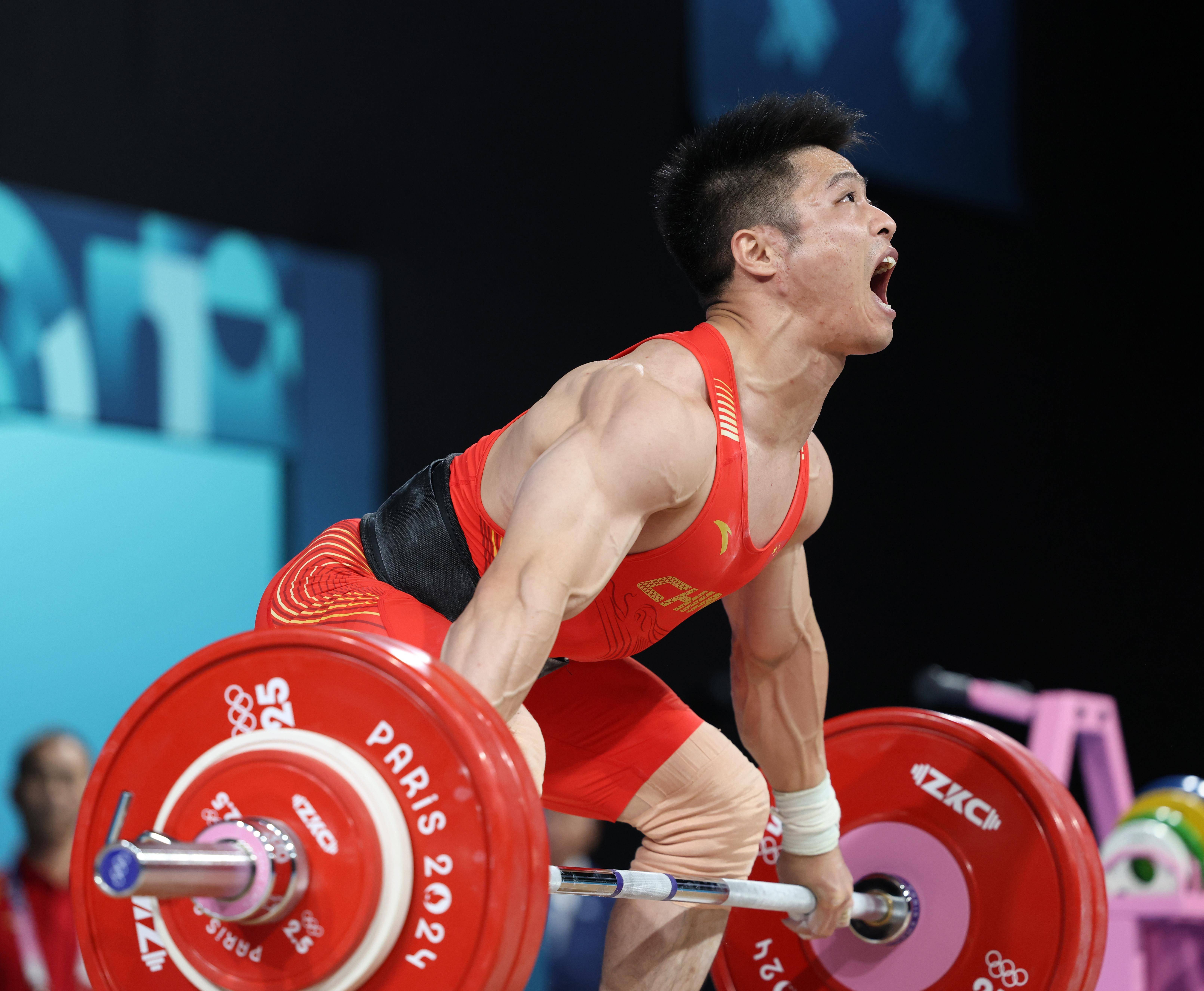 举重选手力破极限，夺冠呼声此起彼伏