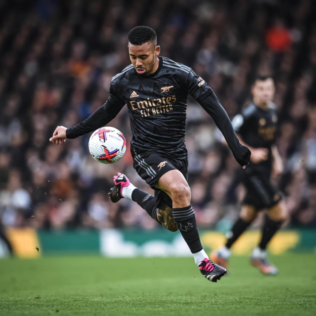 爱游戏官网-阿森纳主场逆转获胜，止住连败颓势