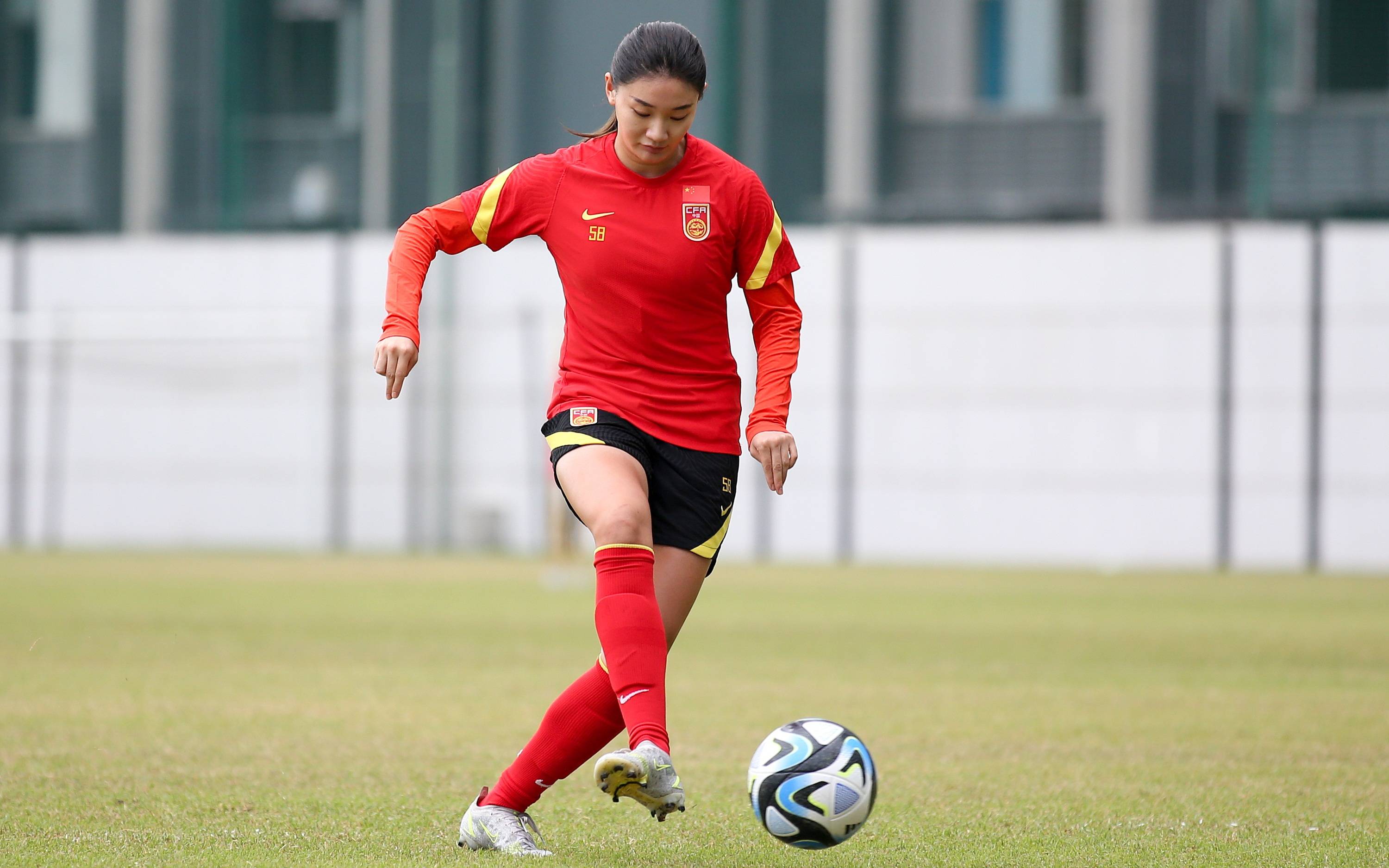 国内足球比赛中，女队表现亮眼