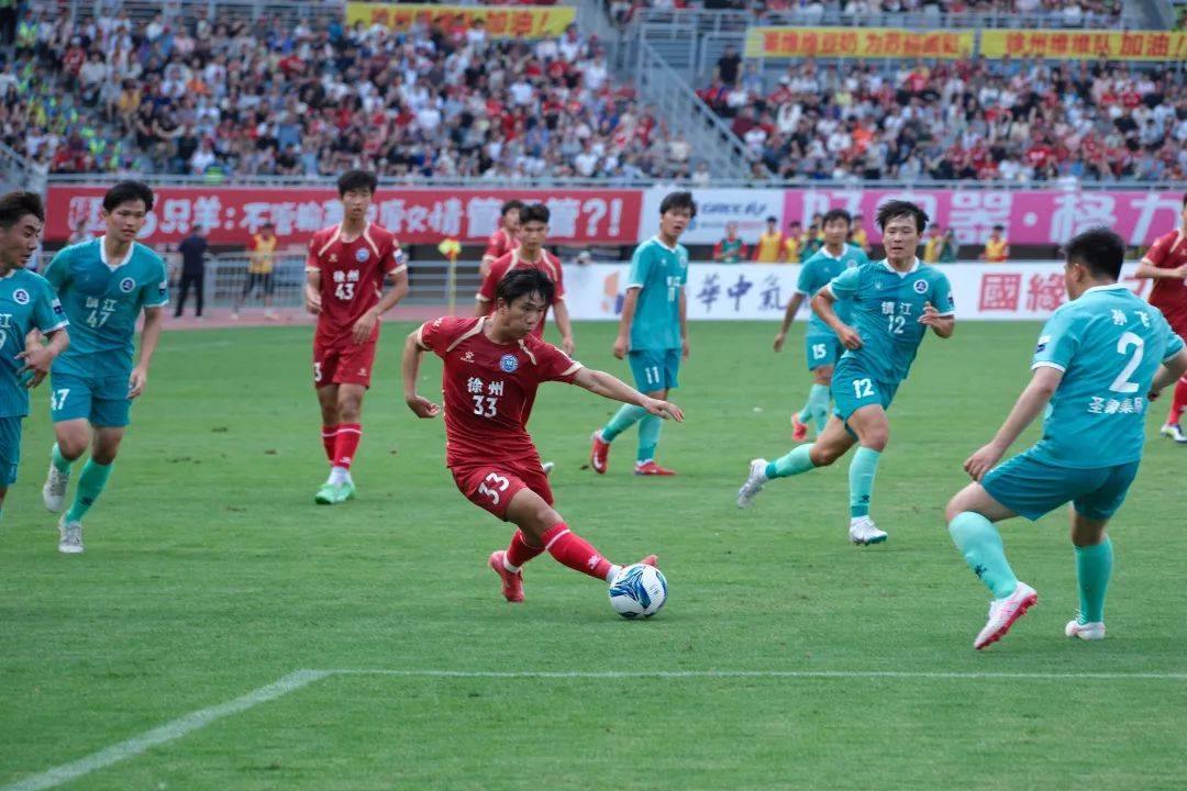 爱游戏app下载-比赛中球员们奋力拼搏，为胜利而战