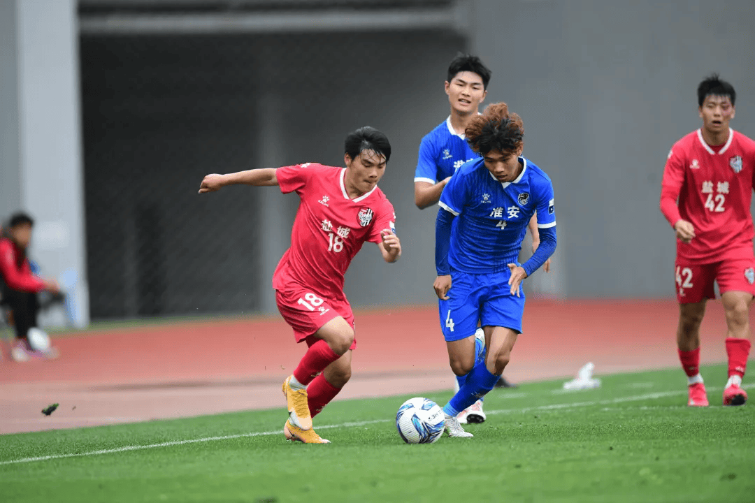 比赛中球员们奋力拼搏，为胜利而战