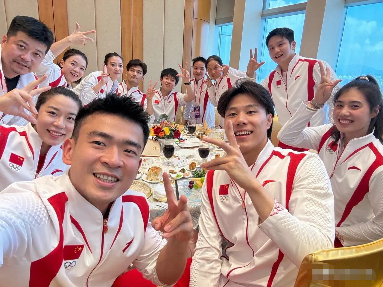 爱游戏登录-球队队员庆祝生日合影曝光，场面温馨感人的简单介绍