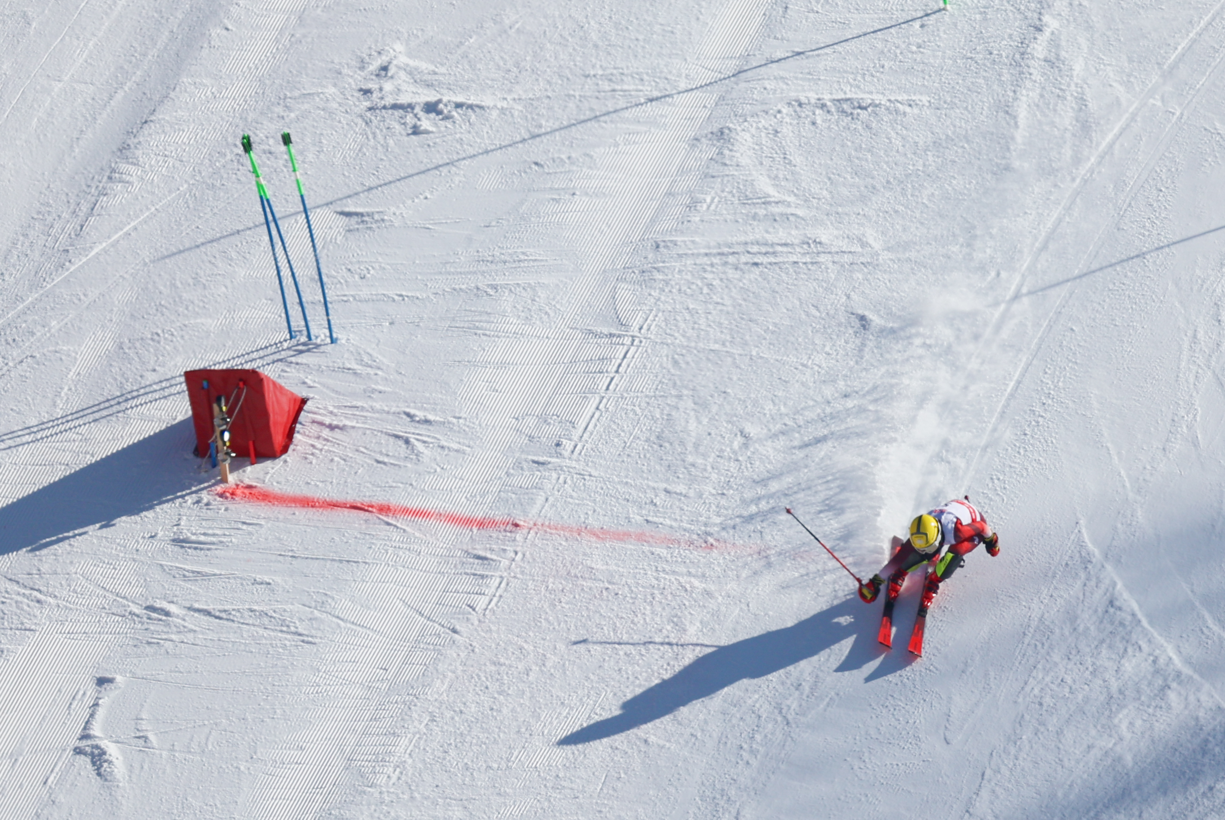 爱游戏体育下载-水上滑雪选手飞驰水面
