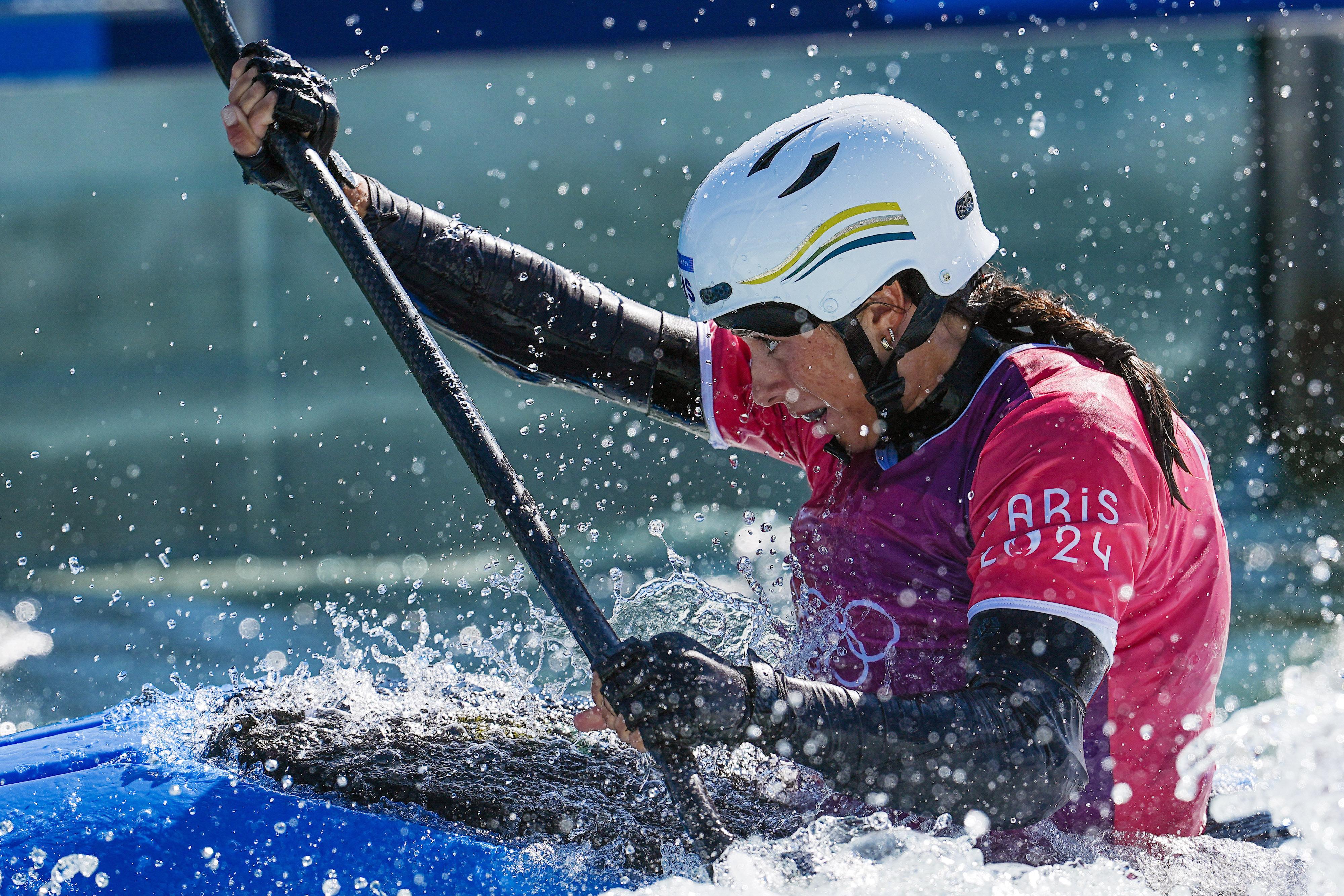 水上滑雪选手飞驰水面 水上滑雪选手飞驰水面